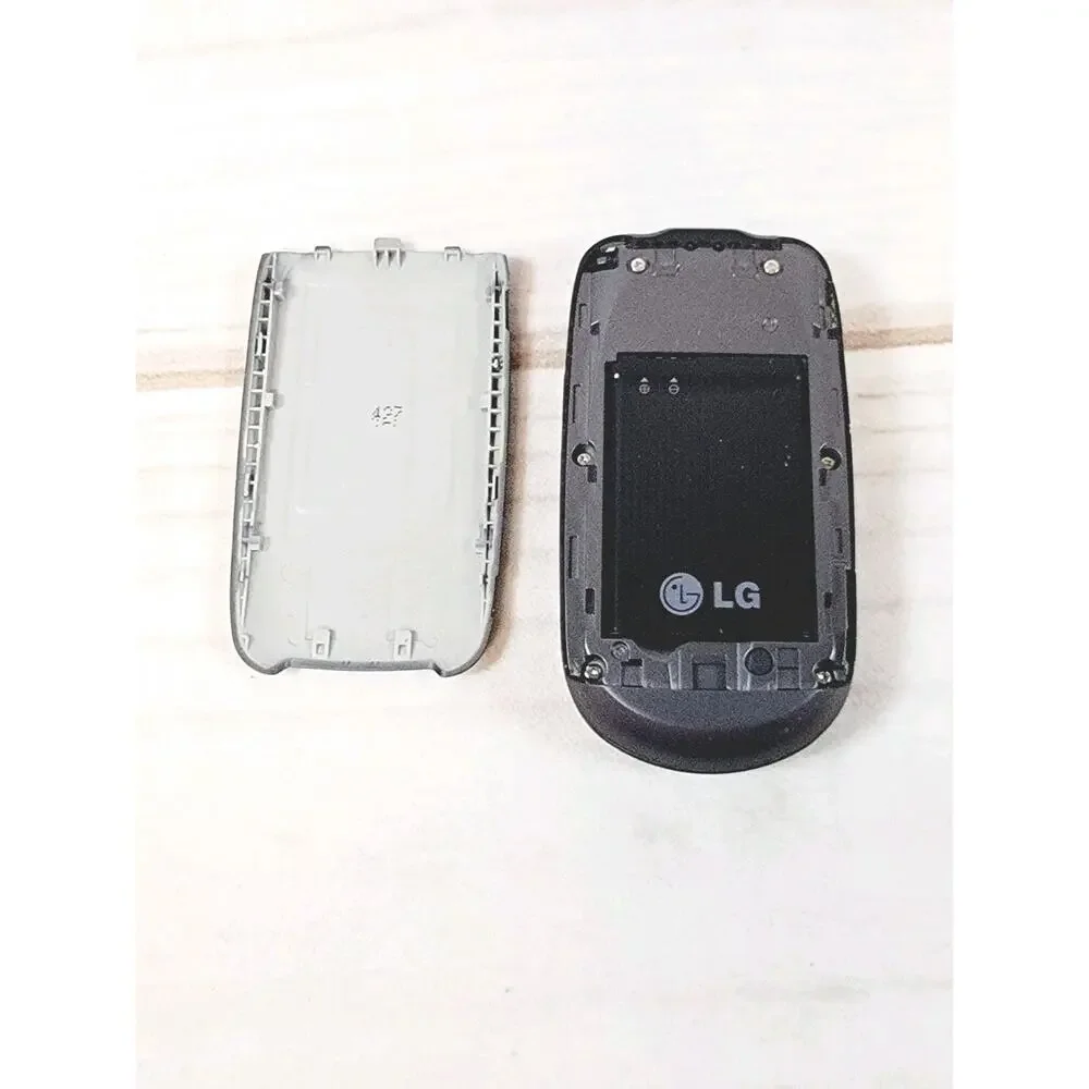 LG LG-VN150S Revere 2 Gray Verizon Flip Cellular Phone W/ Charging Cord Tested
